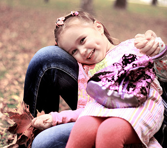 可爱黄人摄影照片_夏日草地上可爱的小女孩，黄枫叶