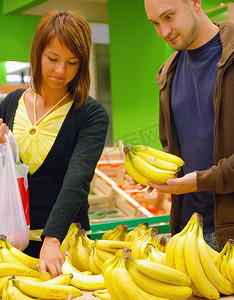 幸福的夫妇买香蕉