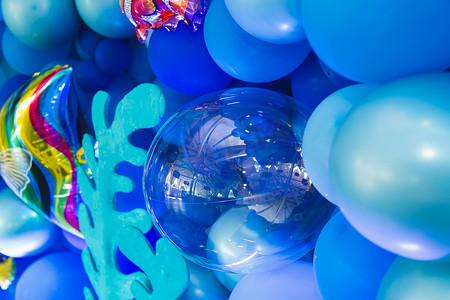 生日拍照区采用海洋风格的气球、鱼和珊瑚装饰
