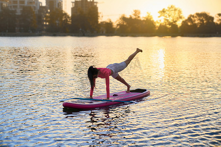 女人在做瑜伽练习时在支撑板上保持平衡