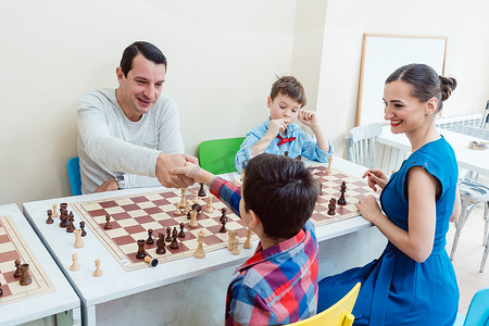 象棋学校里的人