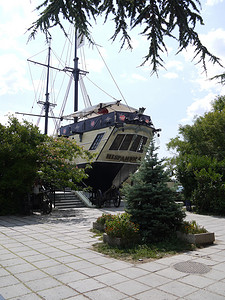 全尺寸摄影照片_公园里有桅杆和卷帆的船雕塑，全尺寸