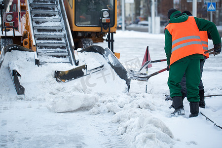 正在删除摄影照片_拖拉机正在清理道路上的积雪。
