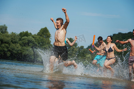 夏日欢乐朋友在河上玩耍