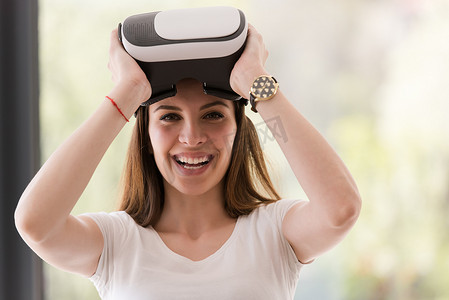 vr虚拟现实摄影照片_使用虚拟现实 VR 耳机眼镜的女性