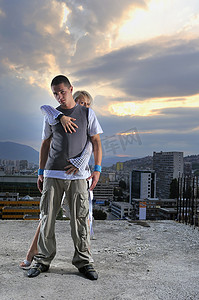 免费浪漫情侣摄影照片_浪漫的都市情侣在大楼顶跳舞