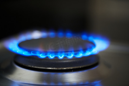 热蓝色摄影照片_厨房里燃烧燃气的燃气灶。