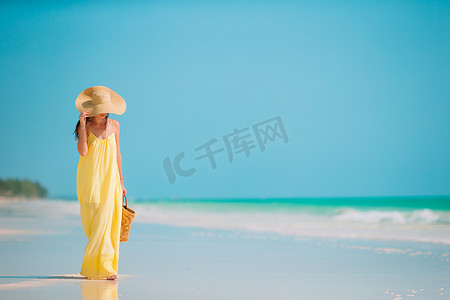 年轻美丽的女人在热带海滨享受乐趣。