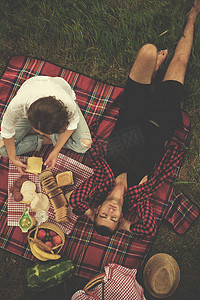 时间的朋友摄影照片_情侣享受野餐时间的顶视图