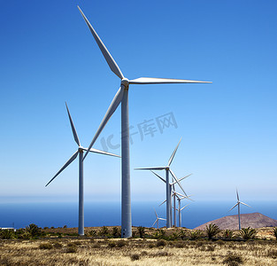 非洲风力涡轮机和天空
