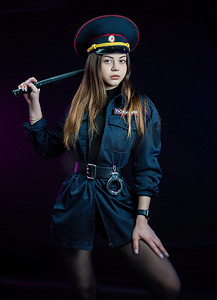 学员听课摄影照片_一名身穿俄罗斯警察制服、手持警棍的女子。