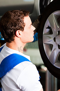 汽车修理工在车间更换轮胎