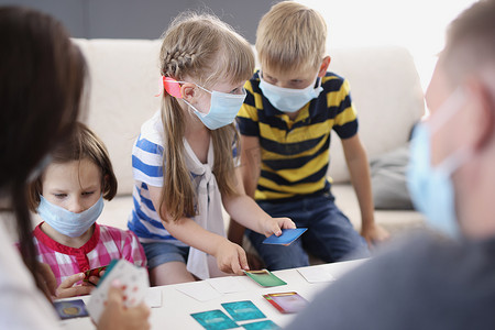 戴口罩的孩子，防止幼儿园病毒传播，开发纸牌游戏
