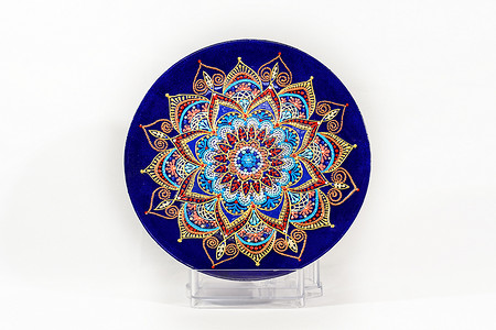 用手绘制的装饰陶瓷盘。