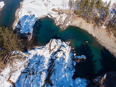 卡通太阳阳光摄影照片_冬季蓝色湖泊的鸟瞰图