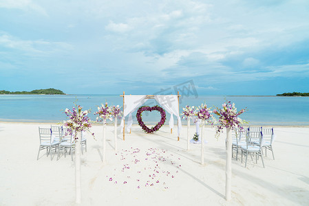 婚礼海洋摄影照片_以海景为背景的小型海滩婚礼场地布置