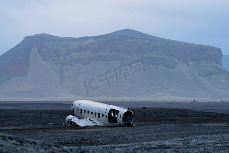 飞机残骸和背景中的山脉