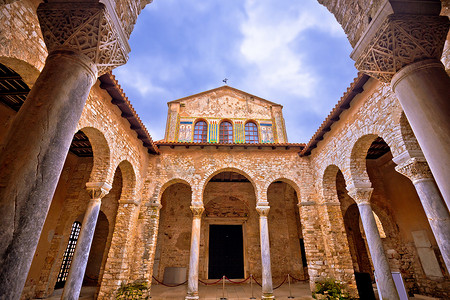 波雷奇拱廊和塔楼景观的尤弗拉西斯大教堂