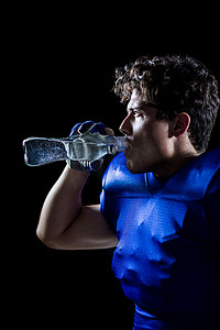 运动员喝水的侧视图