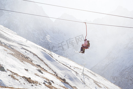俄罗斯栋拜 — 2014年1月3日：人们正在高加索山脉的露天高处举起