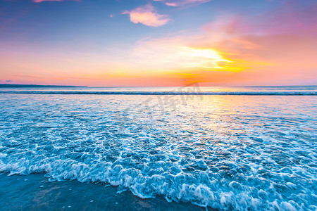 大海太阳摄影照片_光芒四射的大海沙滩夕阳