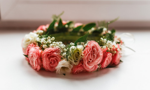 粉色和白色玫瑰花环