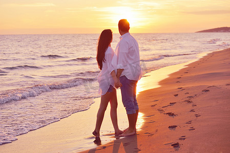 陌生恋人摄影照片_海滩上的年轻夫妇玩得很开心
