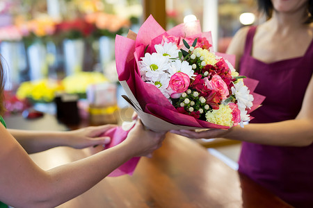 花店会给顾客送上一束美丽的花。