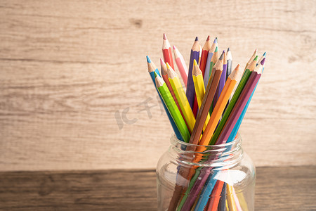 彩色铅笔与复制空间，学习大学教育理念。