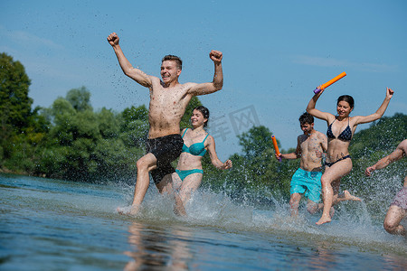 夏日欢乐朋友在河上玩耍