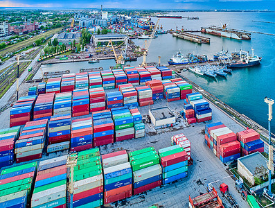乌克兰敖德萨 — 2021年5月19日：港口码头的货运集装箱。