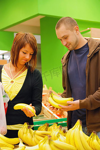 幸福的夫妇买香蕉