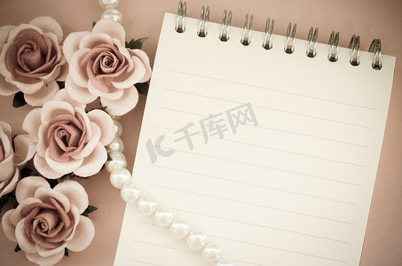 空白笔记日记与玫瑰。