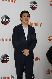 肯·郑 (Ken Jeong) 出席 ABC TCA 夏季新闻巡演 2015 年派对，加利福尼亚州比佛利山庄贝弗利希尔顿酒店，2015 年 8 月 4 日/ImageCollect