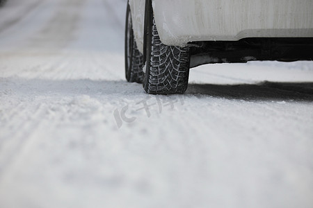 冰雪覆盖道路上冬季轮胎的特写