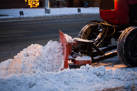 正在删除摄影照片_拖拉机正在清理道路上的积雪。