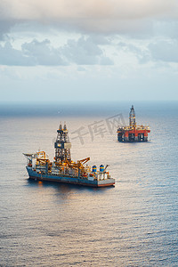 海上燃气船摄影照片_海上石油平台和天然气钻井船