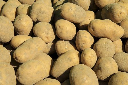 市场摊位上出售的土豆