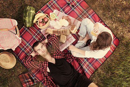 情侣享受野餐时间的顶视图