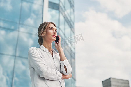 女商人成功的女商人站在户外企业建筑外观。