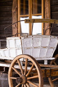 一辆空古董马车停在狂野西部的牧场上