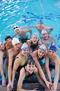 游泳池里快乐的青少年团体