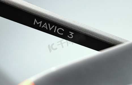 打开包装时白色背景上的新 DJI Mavic 3 无人机。