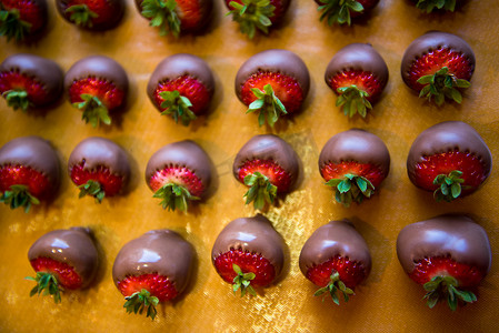 草莓丁摄影照片_黑巧克力草莓