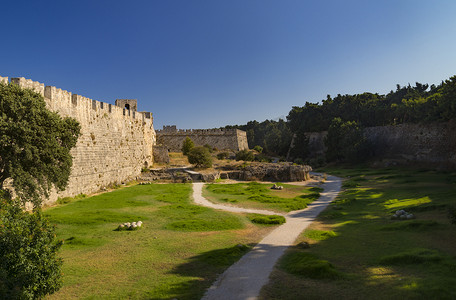 中世纪城市罗德岛的防御工事和城垛