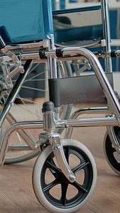 疗养院物理支撑轮椅的特写