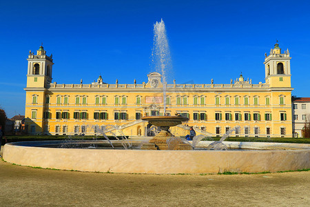 从喷泉看到的科罗尔诺公爵宫