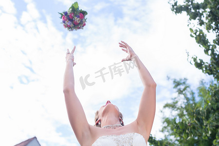 成婚摄影照片_新娘在婚礼上抛花束