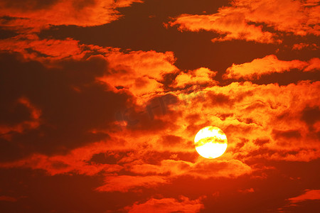 美丽的夕阳橙黄色剪影深红色火焰颜色