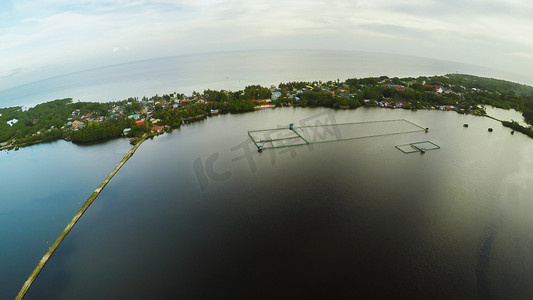 村庄俯瞰摄影照片_有湖的菲律宾村庄。